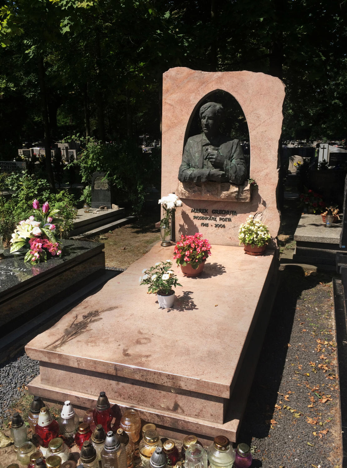 Rzeźbiarski portret i kamienna oprawa pomnika Marka Grechuty w Krakowie
