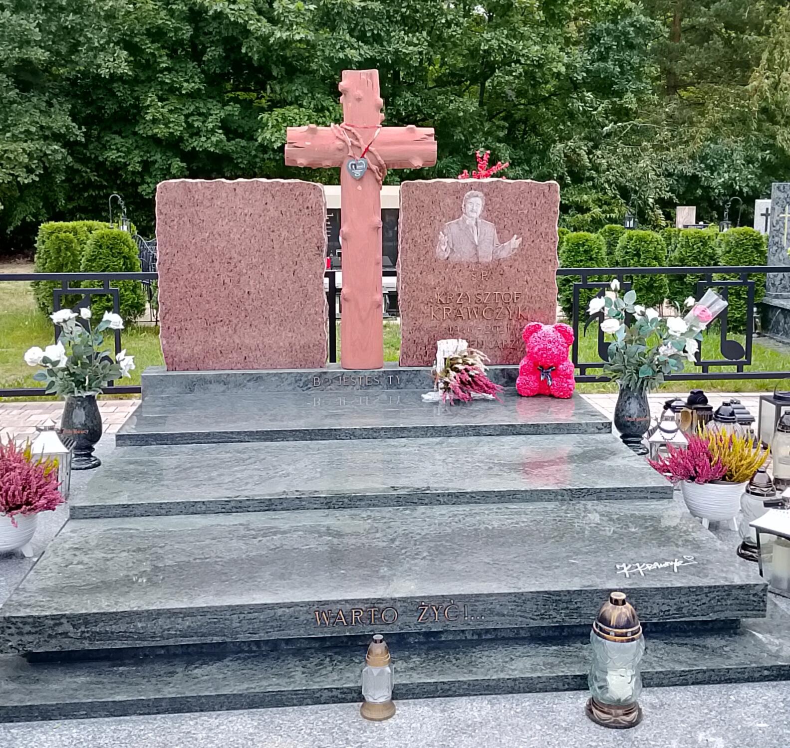 Pomnik Krzysztofa Krawczyka z krzyżem i portretem na cmentarzu w Grotnikach