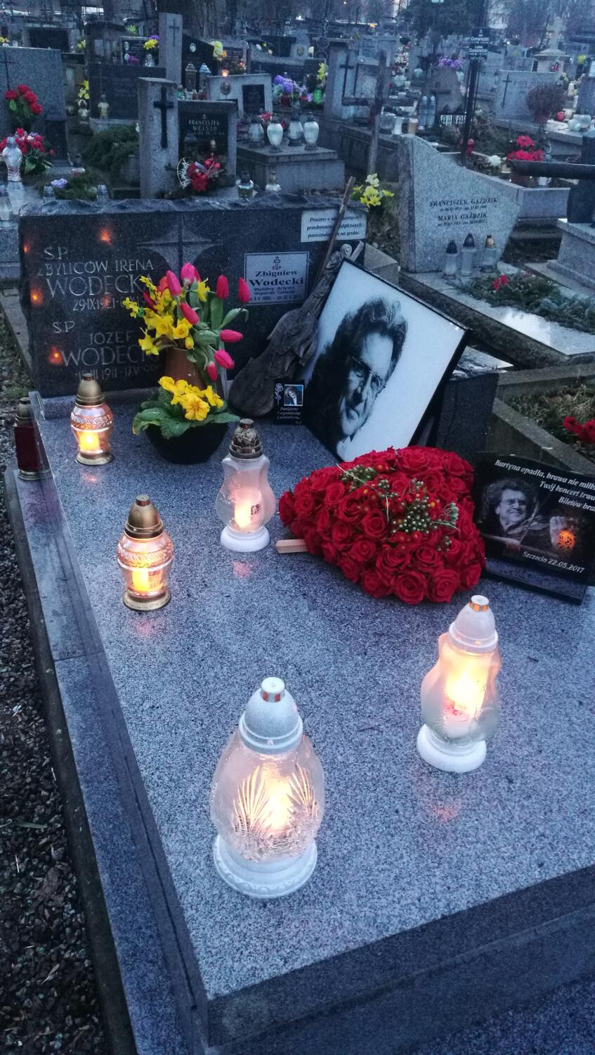 Grób rodzinny Zbigniewa Wodeckiego z tablicą i ustawionym portretem, 2019