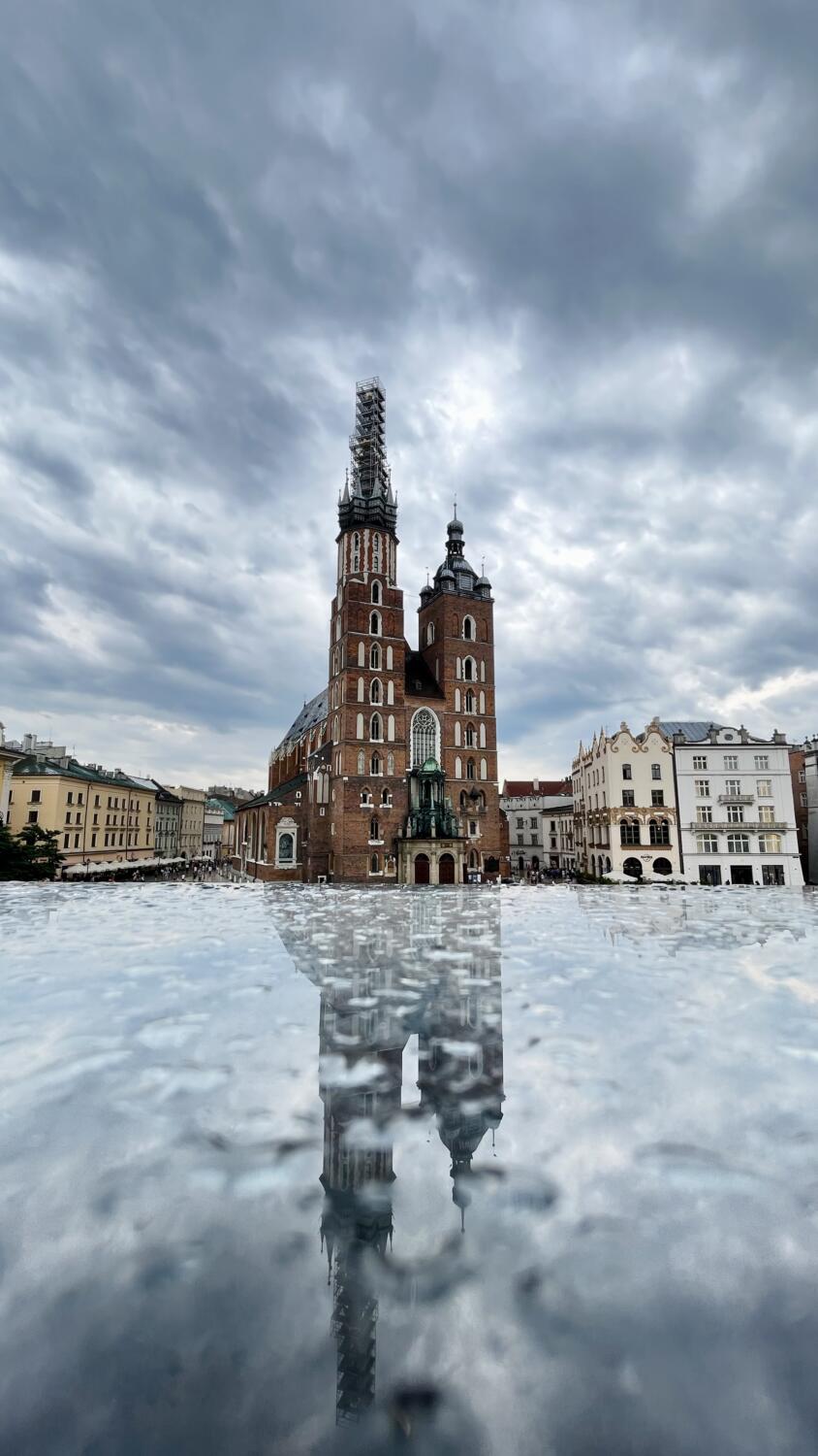 Bazylika Mariacka w Krakowie i jej odbicie, fotografia z 2023 roku