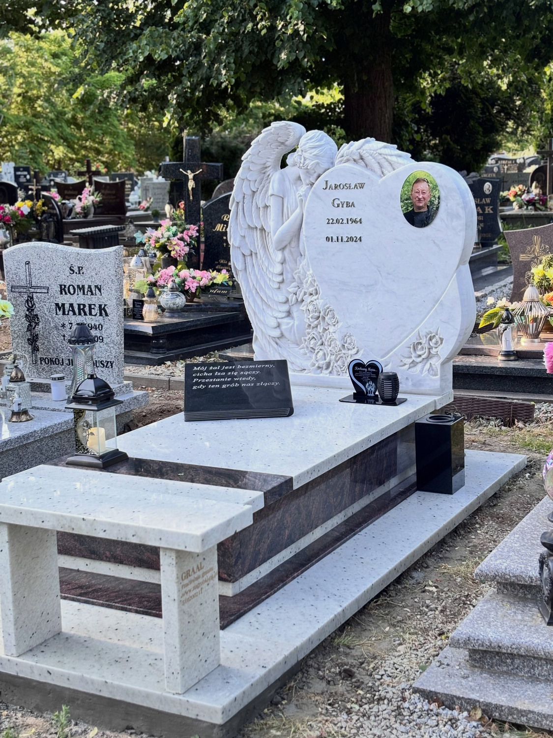 Jasna płyta, ciemniejsze pola frontu i dolny jasny obrys pod tablicą w kształcie serca — GRAAL
