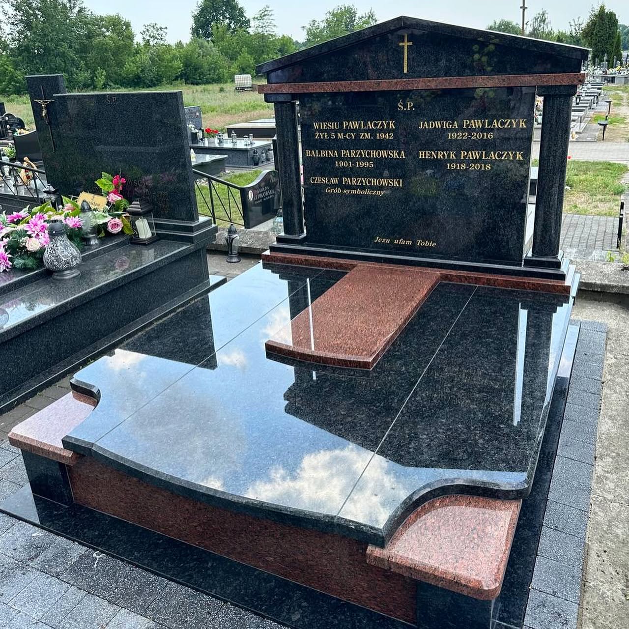 Klasyczny nagrobek rodzinny z szeroką tablicą, bocznymi kolumnami i trójkątnym zwieńczeniem