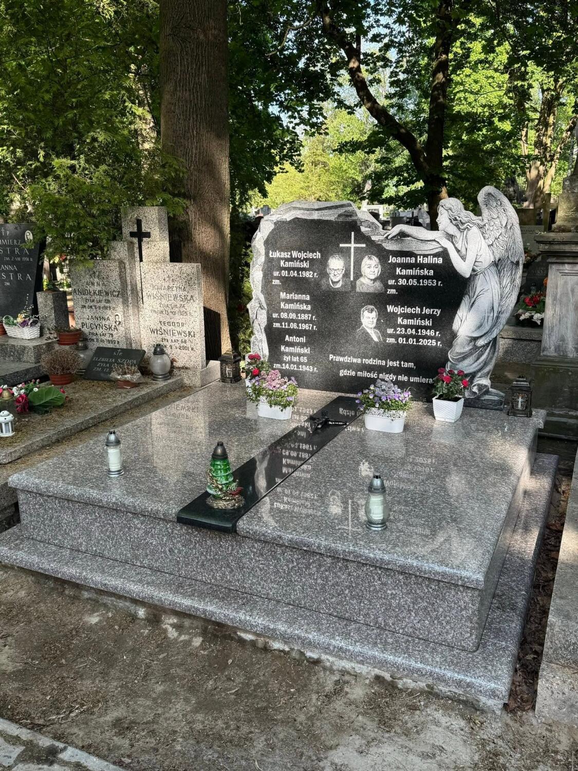 Układ zniczy i kwiatów przy nagrobku podwójnym z rzeźbą anioła