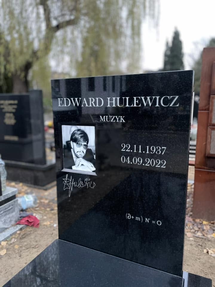 Tablica nagrobka Edwarda Hulewicza z czytelnym nazwiskiem, datami i portretem — GRAAL