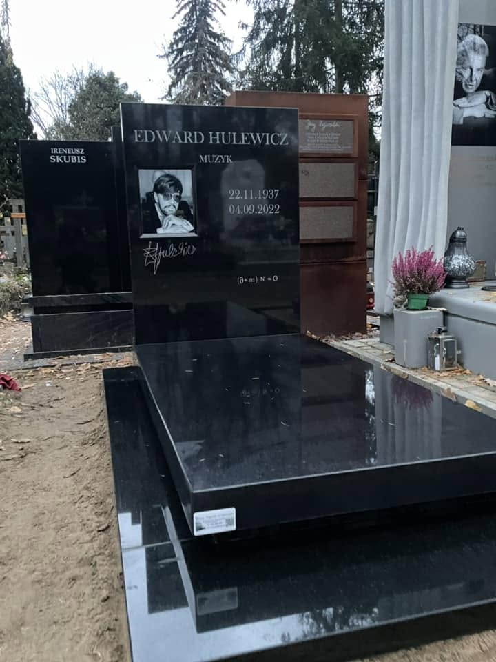 Widok całego nagrobka Edwarda Hulewicza oraz sąsiednich pomników — dokumentacja GRAAL