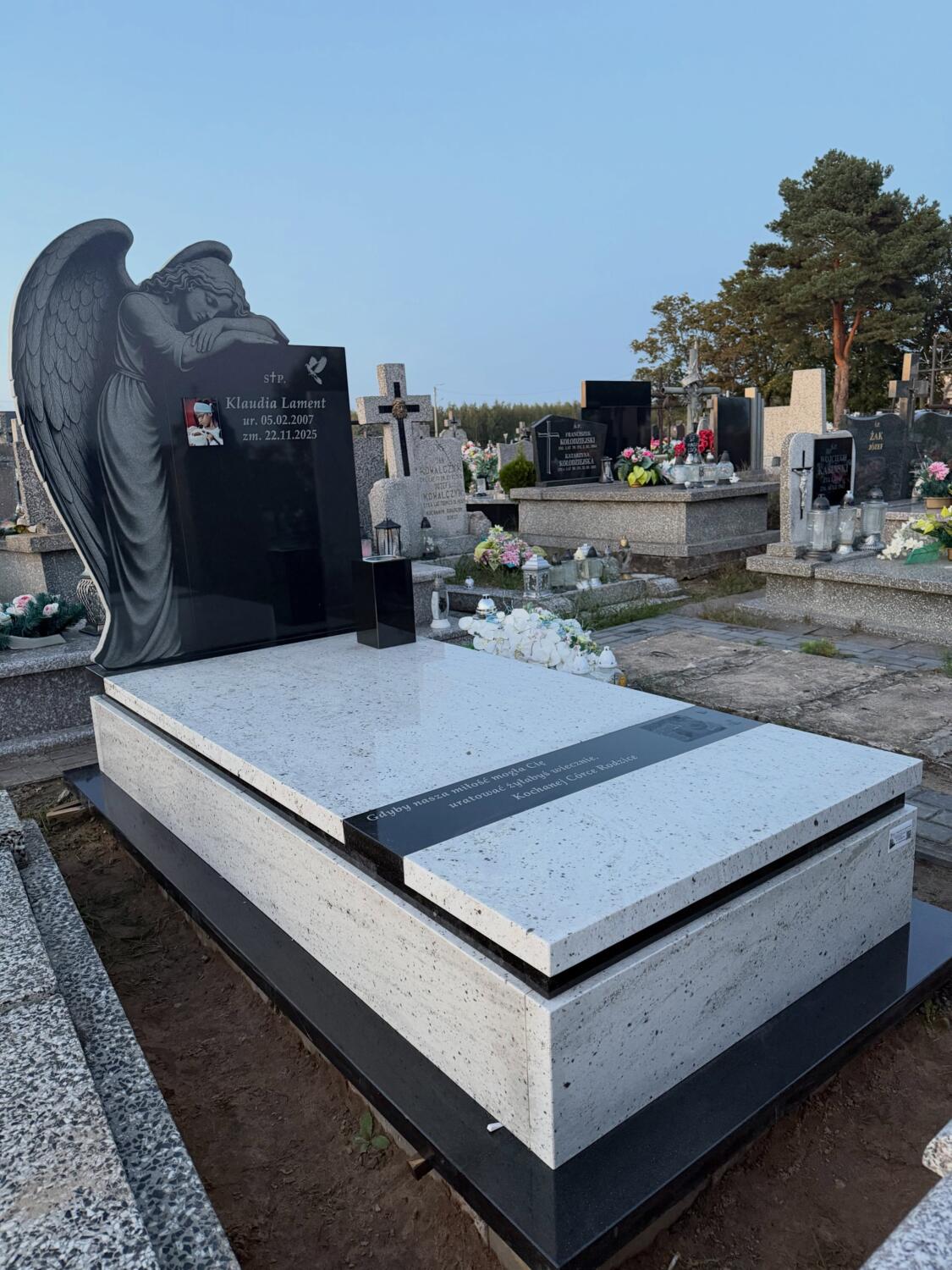 Ta sama realizacja GRAAL pod kątem: tablica z motywem anioła, jasna płyta i ciemna podstawa