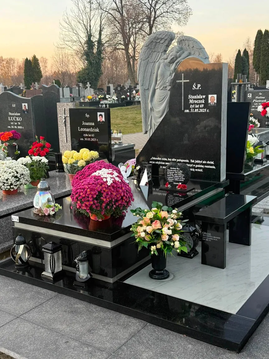 Doniczki z kwiatami i bukiet w wazonie przy nagrobku z aniołem — GRAAL