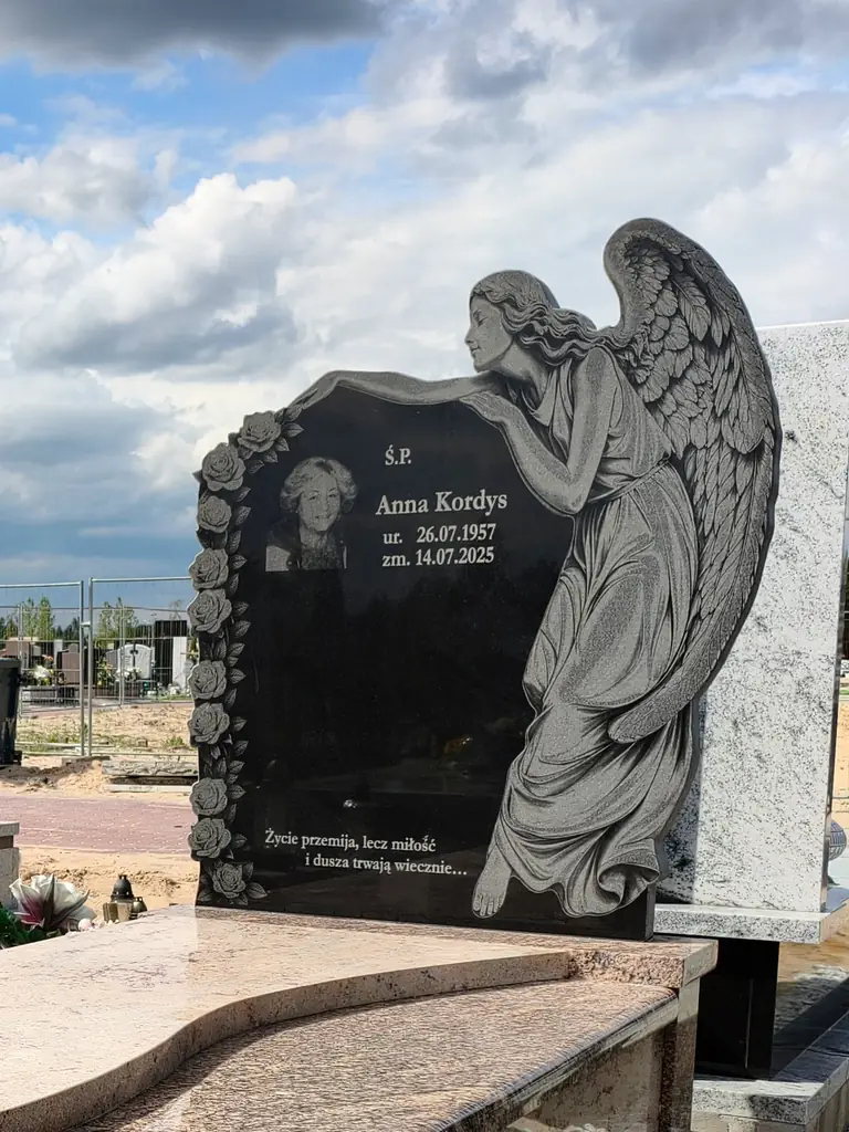 Portret kobiety obok inskrypcji, róż i motywu anioła na tablicy — fotografia GRAAL