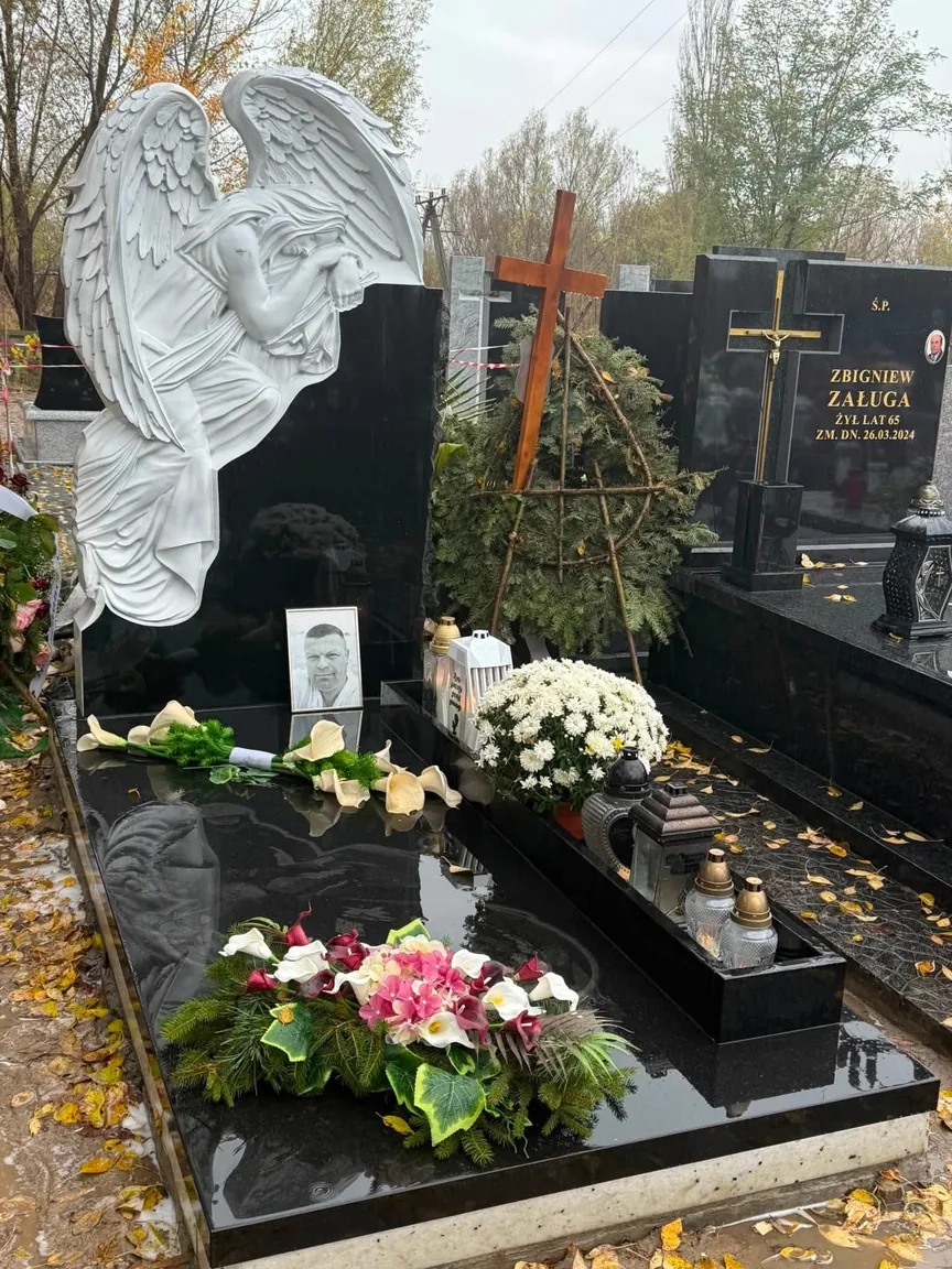 Fotografia mężczyzny w ramce przed ciemną tablicą z aniołem — GRAAL