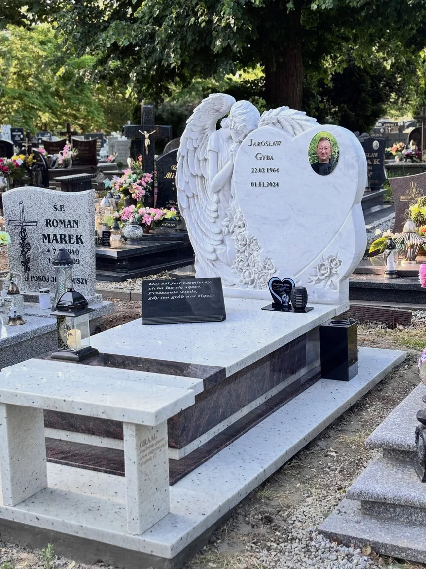 Kolorowy owalny portret na jasnej tablicy z aniołem — fotografia GRAAL