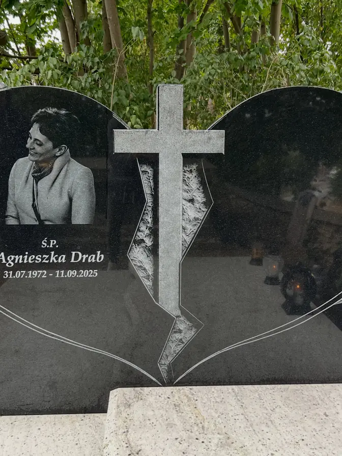 Zbliżenie portretu na ciemnej tablicy w kształcie serca — realizacja GRAAL