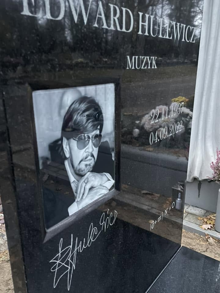 Zbliżenie portretu, podpisu i dat na tablicy Edwarda Hulewicza — GRAAL