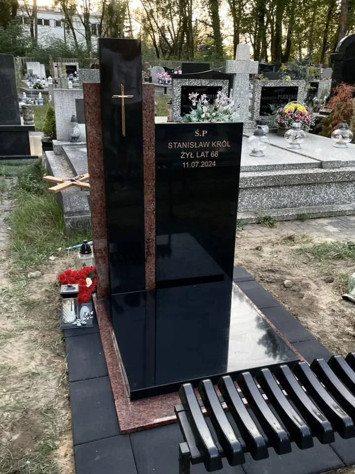 Wolno stojący nagrobek urnowy GRAAL z wysokim krzyżem i osobnym polem napisowym