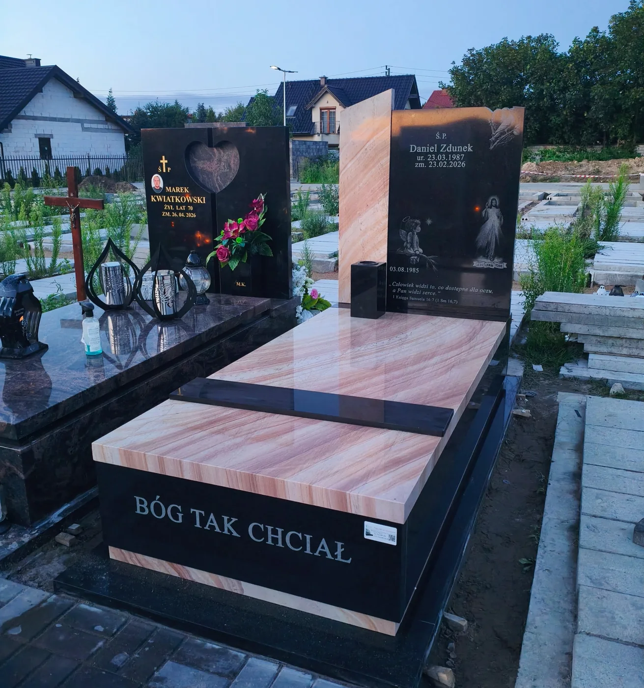 Szerszy widok pierwszego nagrobka GRAAL z płytą Tuk Wood i ciemnym pasem poprzecznym