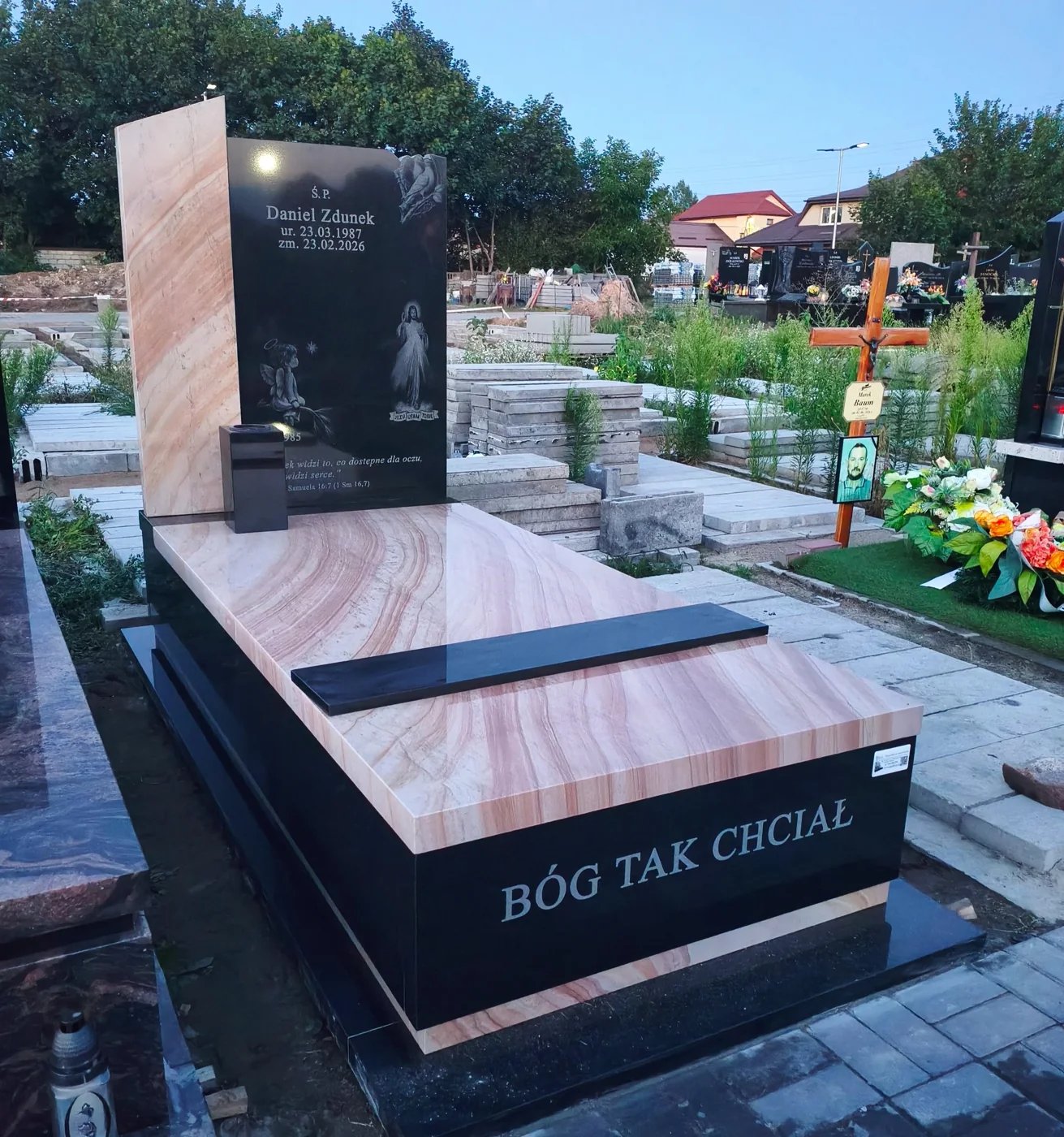 Ukośny widok tego samego nagrobka GRAAL pokazujący pasma Tuk Wood na płycie i pionowym akcencie
