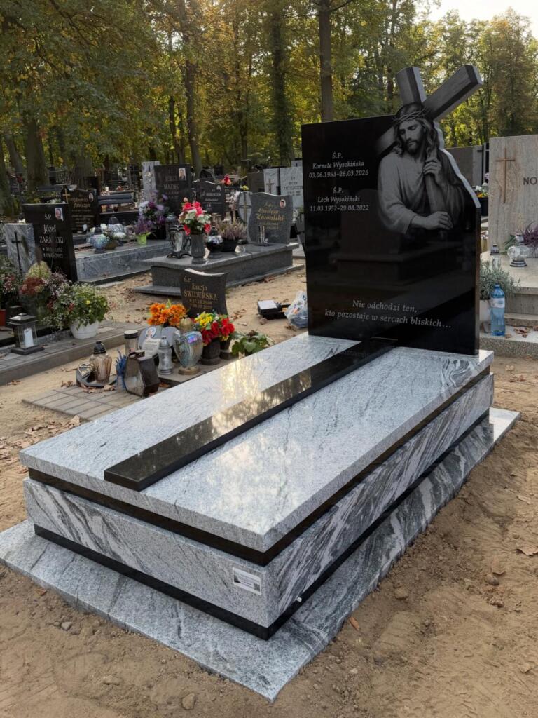 Jasne płyty o falistym rysunku zestawione z ciemną polerowaną stelą i pasem kamienia — realizacja GRAAL
