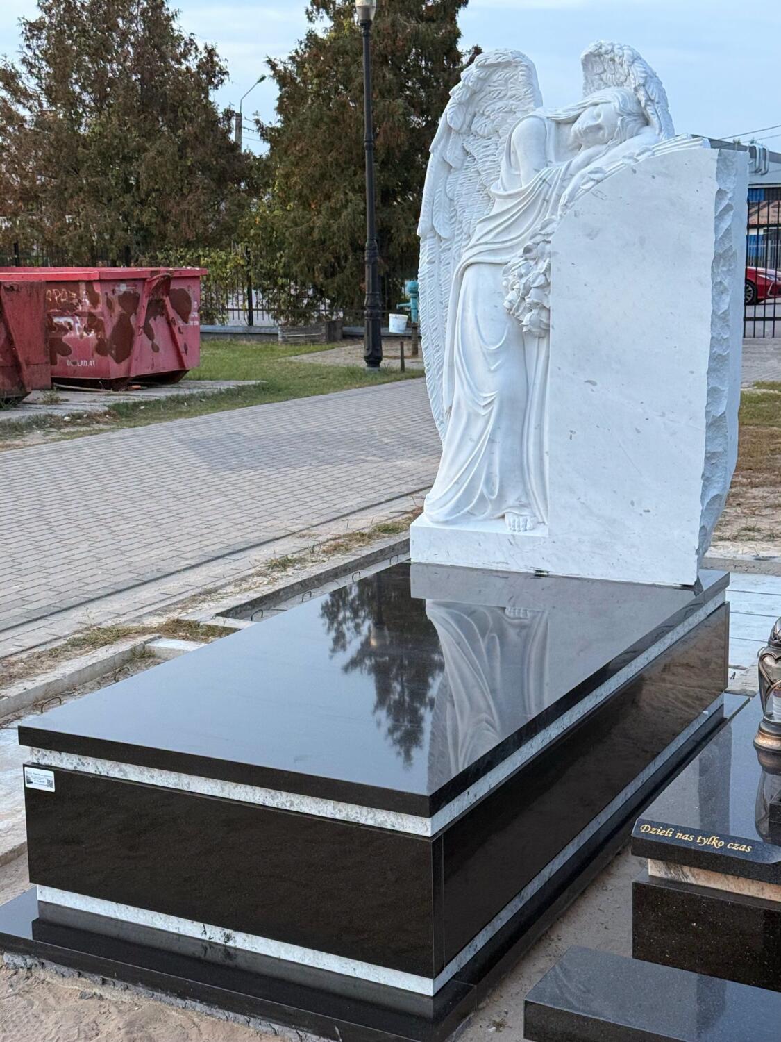 Pełny widok fotografii GRAAL: anioł przy jasnej tablicy i rozbudowana ciemna część pozioma